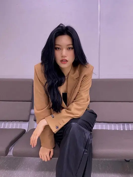 Doyeon Weki Meki adalah kecantikan tinggi dengan aura yang sangat keren, dia memancarkan karisma. Visual tampan Doyeon membuat semua penggemarnya menginginkan lebih! (Instagram/lafilledhiver_)