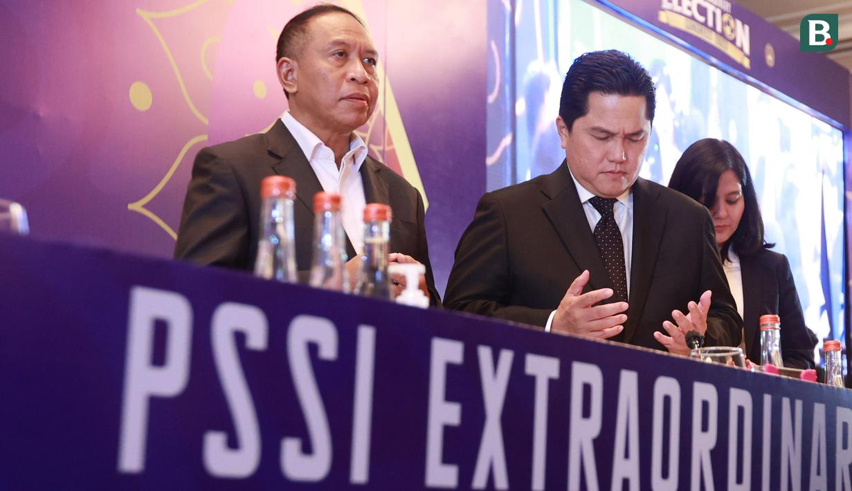 <p>Ketua PSSI, Erick Thohir, bersama Wakil Ketua PSSI, Ratu Tisha Destria dan Zainudin Amali berdoa bersama usai Kongres Luar Biasa (KLB) PSSI di Hotel Shangri-La, Jakarta Pusat, Kamis (16/2/2023). (Bola.com/M Iqbal Ichsan)</p>