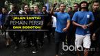 Berita video gerimis tak halangi pemain Persib dan ofisial untuk jalan santai bareng Bobotoh berkeliling Stadion Siliwangi.