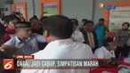 Kericuhan bahkan meluas hingga ke luar gedung KPUD Luwu, hingga memaksa polisi yang berjaga mengeluarkan gas air mata.
