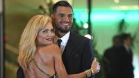 Kiper Manchester United, Sergio Romero, didampingi sang istri menghadiri resepsi pernikahan bintang Barcelona, Lionel Messi di Kompleks City Center, Santa Fe, Jumat (30/6/2017). (AFP/Eitan Abramovich) 