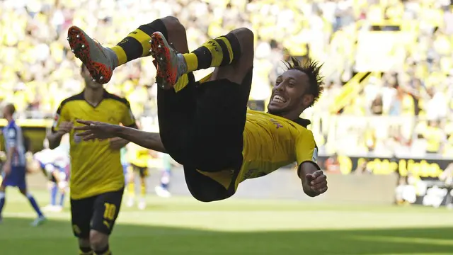 Pierre-Emerick Aubameyang striker Borussia Dortmund mencetak gol penalti dengan cara ala Antonin Panenka saat mengalahkan Hannover 96 di Bundesliga, Sabtu (12/9/2015).