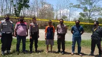 Police line dipasang di lokasi semburan gas bercampur air di sumur tua bekas pengeboran minyak era Belanda di Desa Plosorejo, Kecamatan Kunduran, Kabupaten Blora pada hari Sabtu (3/10/2020) (Liputan6.com/Ahmad Adirin)