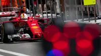 Pebalap Ferrari, Sebastian Vettel, menjadi yang tercepat dalam sesi latihan bebas kedua (FP2) F1 GP Rusia yang berlangsung di Sirkuit Sochi, Jumat (28/4/2017). (EPA/Valdrin Xhemaj)