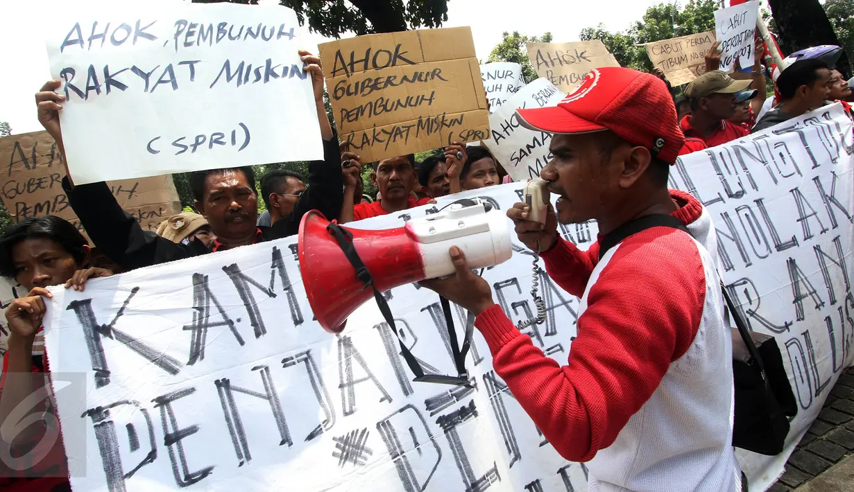 Warga penghuni kolong tol Wiyoto Wiyono berunjuk rasa di Balai Kota DKI Jakarta, Rabu (16/3). Mereka menolak penggusuran yang dilakukan Pemprov DKI karena dinilai tidak menyiapkan tempat tinggal pengganti yang layak (Liputan6.com/Immanuel Antonius)