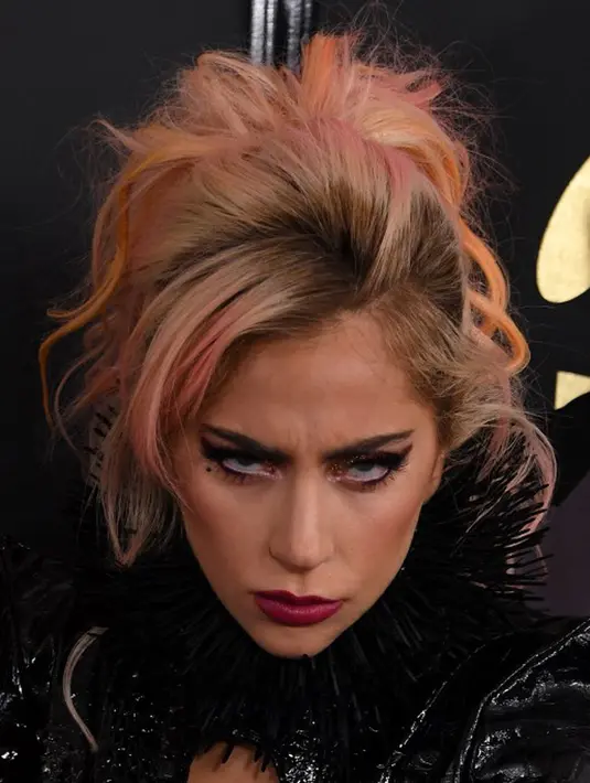 Melansir Ace Showbiz, seorang sumber mengatakan Gaga dan kekasihnya sudah membicarakan soal pernikahan pada Summer nanti. Cukup mengejutkan, pasalnya mereka baru saja berpacaran selama enam bulan. (AFP/Bintang.com)