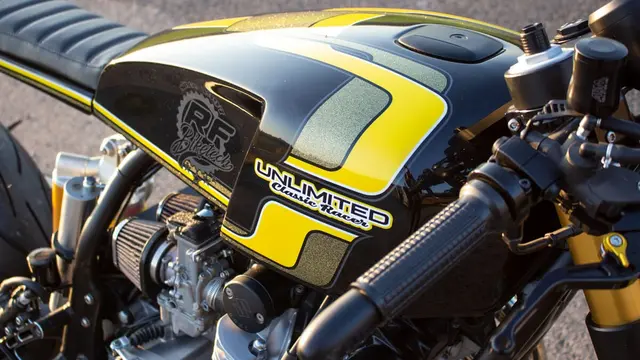 Mesin empat silinder yang dirombak total, knalpot 4-into-1, serta cat custom premium menegaskan perpaduan retro-modern (Suzuki)