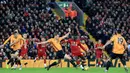 Striker Liverpool, Sadio Mane melakukan tendangan ke arah gawang Wolvehampton Wanderers pada pekan ke-20 Liga Inggris 2019-2020 di Anfield, Minggu (29/12/2019). Liverpool menang lewat gol tunggal Sadio Mane di menit ke-42, yang sempat dicek VAR lebih dulu. (AP/Jon Super)