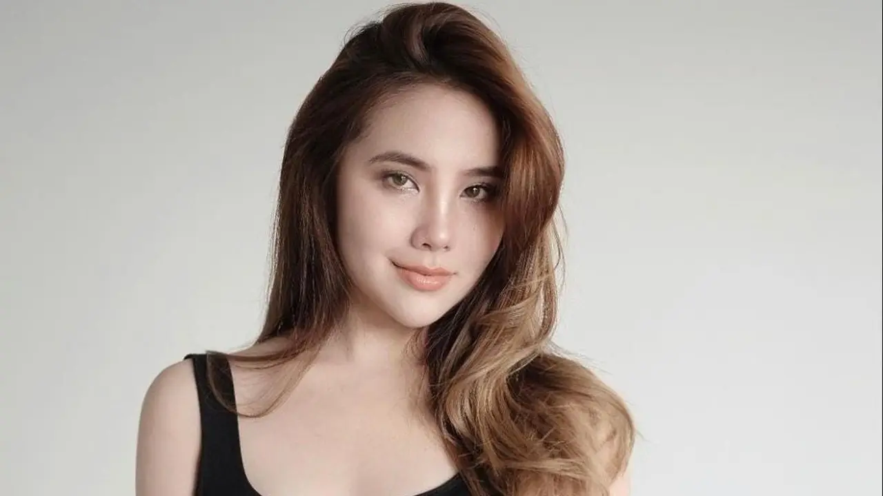 Agatha Chelsea sering kali mengenakan pakaian tanpa lengan