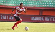 Striker Madura United,  Alberto Goncalves beraksi saat timnya bersua PSS Sleman di BRI Liga 1 2022/2023 hari Sabtu (11/03/2023). (Wahyu Pratama/Bola.com)