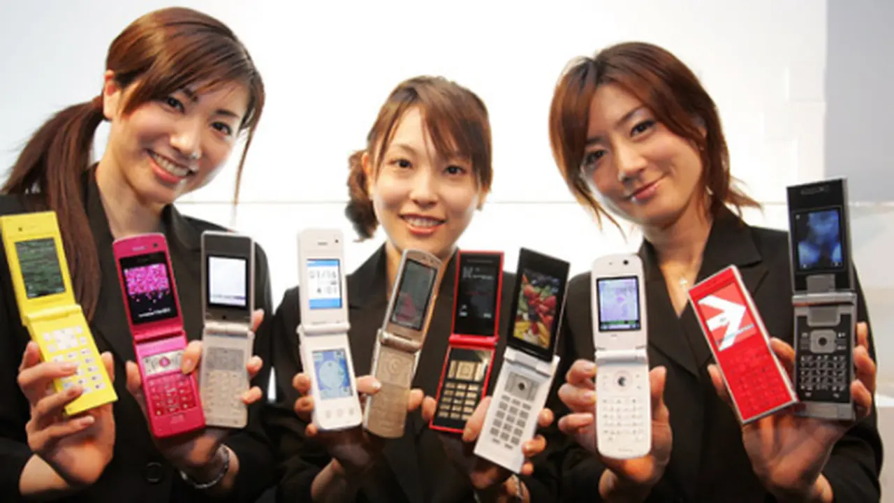 Orang Jepang Lebih Suka Ponsel Lipat Jadul Ketimbang Smartphone