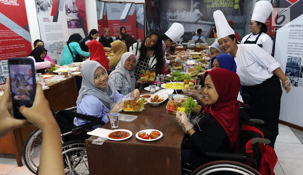 Komunitas penyandang disabilitas, down syndrome, dan rungu wicara berpose untu foto saat mengikuti program kreativitas menghias Bekal Nusantara di Museum Naskah Proklamasi, Jakarta, Sabtu (14/9/2019). Kegiatan ini untuk menjadi wadah kreativitas sekaligus edukasi sejarah. (Liputan6.com/JohanTallo)