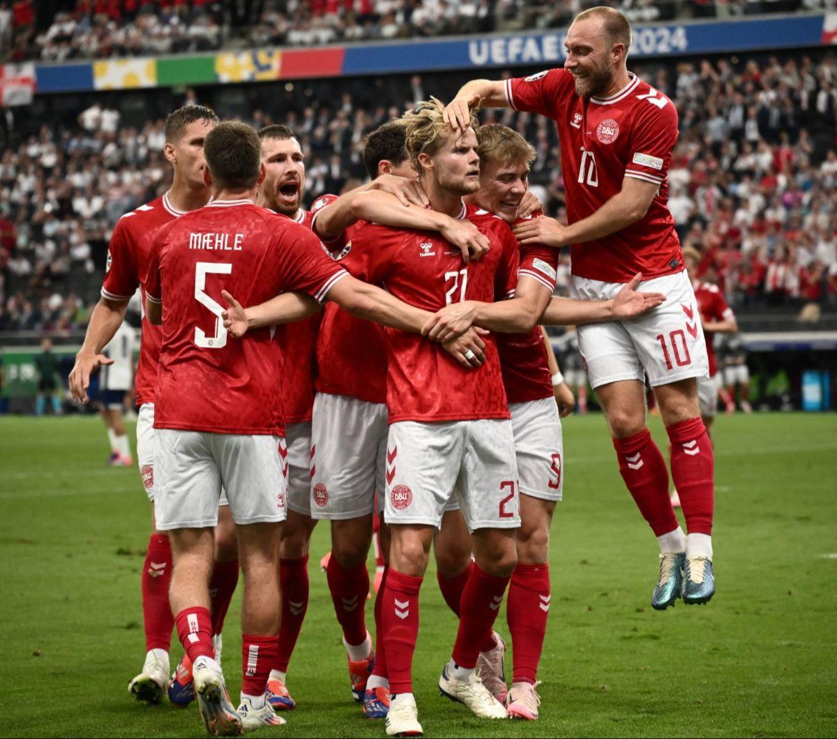 Timnas Denmark menjaga asa lolos ke 16 besar Euro 2024 setelah menahan imbang Inggris dengan skor 1-1. Dalam duel yang berlangsung di Stadion&nbsp;Frankfurt Arena, Frankfurt, Jerman, Kamis (20/6/2024), Denmark berhasil mencuri skor lewat gol dahsyat yang 