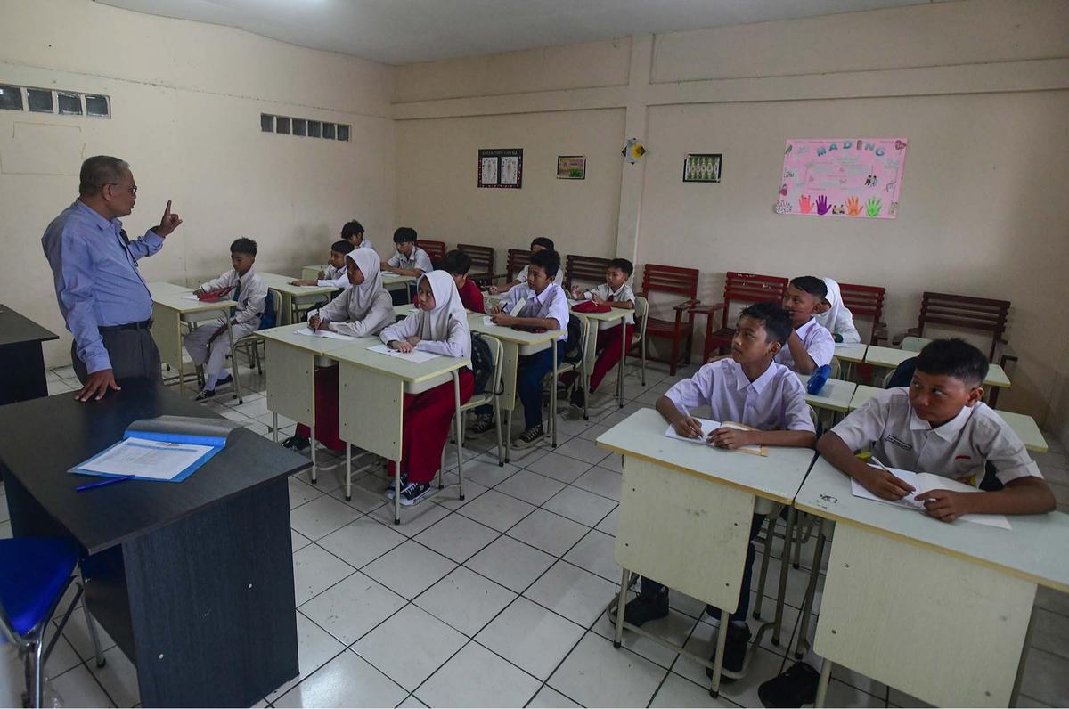 FOTO: Hari Pertama Tahun Ajaran Baru, SMP Swasta Gratis di Depok Resmi Dimulai