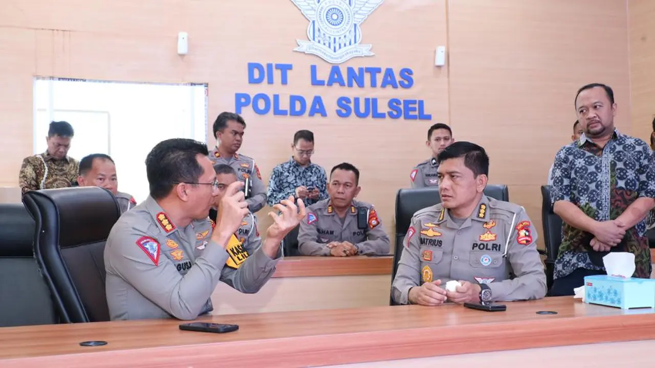 Kasubdit Dakgar Korlantas Polri, Kombes Pol Matrius (kanan) (Istimewa)