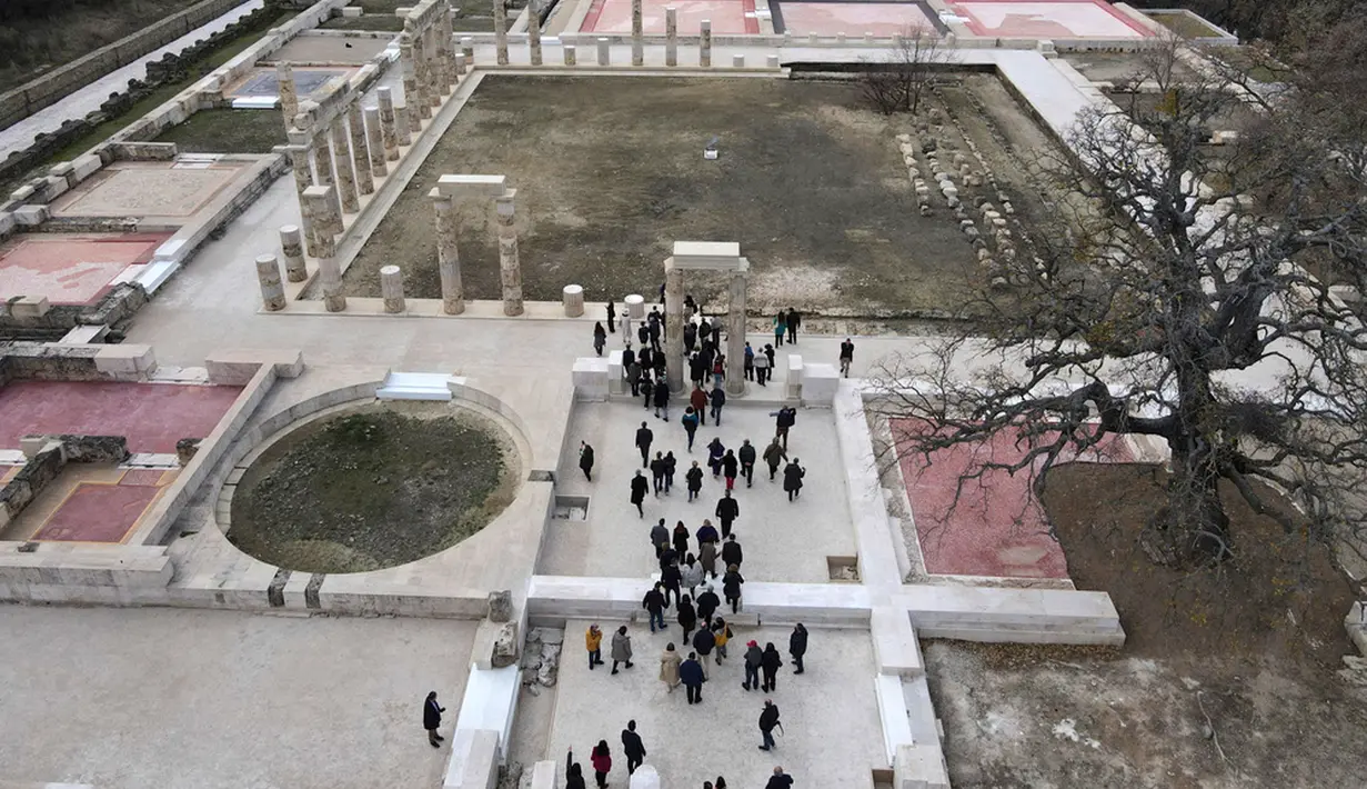 Istana Aigai dibangun oleh Philip II, ayah dari Alexander Agung, yang memerintah Kerajaan Makedonia yang kuat. Aigai, yang sekarang dikenal sebagai Vergina, adalah ibu kotanya. (AP Photo/Giannis Papanikos)