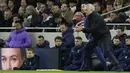 Pelatih Tottenham Hotspur, Jose Mourinho menginstruksikan pemainnya saat bertanding melawan Liverpool pada pertandingan lanjutan Liga Inggris di Stadion Tottenham Hotspur di London, Inggris, Sabtu (11/1/2020). Liverpool menang 1-0 atas Tottenham. (AP Photo/Matt Dunham)