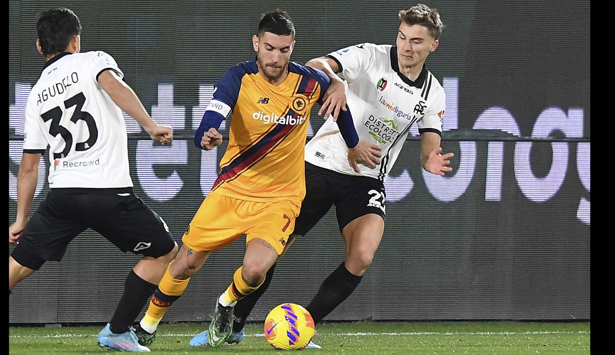 AS Roma langsung tancap gas sejak babak pertama dimulai. Sayang, peluang yang didapat Gianluca Mancini hingga Lorenzo Pellegrini (tengah) masih gagal membuahkan hasil. (La Presse via AP/Tano Pecoraro)