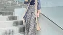Untuk kamu yang tidak ingin ribet tapi tetap ingin tampil stylish, bisa pilih outer brokat kimono dengan kulot batik seperti hijaber Liza Rosalita satu ini. (Instagram/liza.rosalita).