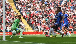 Kiper Liverpool, Giorgi Mamardashvili, hanya bisa mematung melihat bola masuk ke dalam gawangnya setelah gelandang Chelsea, Enzo Fernandez, melepas tendangan bebas dalam laga Premier League di Anfield, Sabtu (9/5/2026) malam WIB. (PETER POWELL / AFP)
