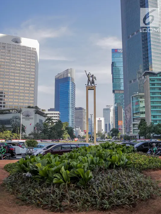 Kondisi jalur hijau setelah pembongkaran instalasi bambu Getah Getih di Bundaran HI, Jakarta, Kamis (18/7/2019). Masyarakat kini bisa melihat jelas Monumen Selamat Datang dari halte transjakarta Bundaran HI tanpa terhalang karya seni bernilai Rp550 juta itu. (Liputan6.com/Faizal Fanani)