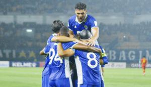 Para pemain Persib Bandung menghampiri Adam Alis yang mencetak gol ke gawang Selangor FC dalam laga ketiga di Grup G AFC Champions League 2025/2026 di Stadion Gelora Bandung Lautan Api, Bandung, Kamis (23/10/2025). (Dok. Persib)