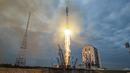 Roket Soyuz-2.1b dengan stasiun otomatis pendarat bulan Luna-25 lepas landas dari landasan peluncuran di Kosmodrom Vostochny di Timur Jauh Rusia, pada Jumat, 11 Agustus.  (Roscosmos State Space Corporation via AP)