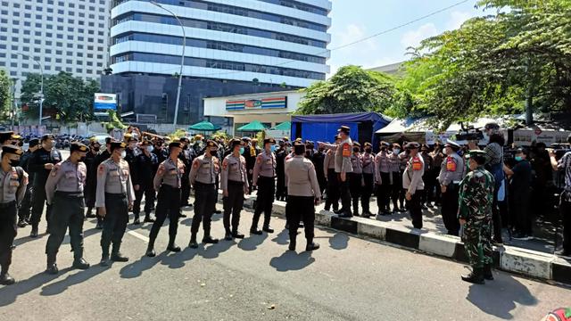 Ratusan personel gabungan TNI-Polri diterjunkan di depan Gedung Merah Putih Komisi Pemberantasan Korupsi (KPK).
