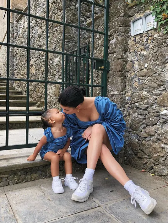 Short summer dress berwarna blue denim dengan detail serut pada bagian badan dan lengan sangat tepat untuk menjadi baju kembarmu dengan si cantik. (instagram/kyliejenner)