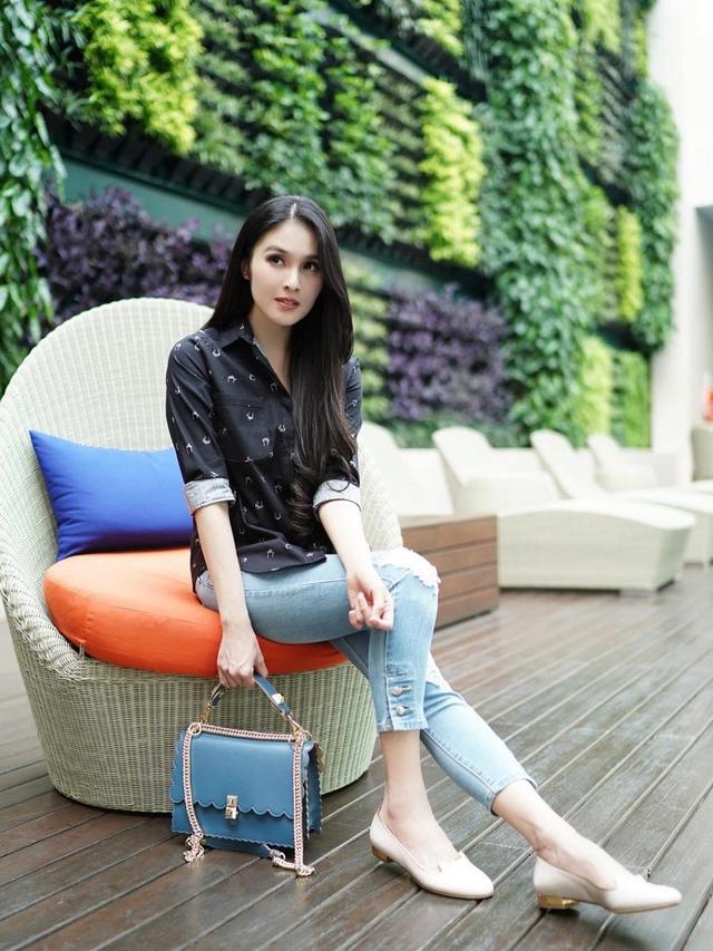 Tampil kece dengan celana Jeans ala Sandra Dewi