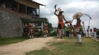 Tidak hanya alam Labuan Bajo yang eksotis yang diperkenalkan. Bahkan, suku yang mendiami Taman Nasional Komodo ikut dikunjungi.
