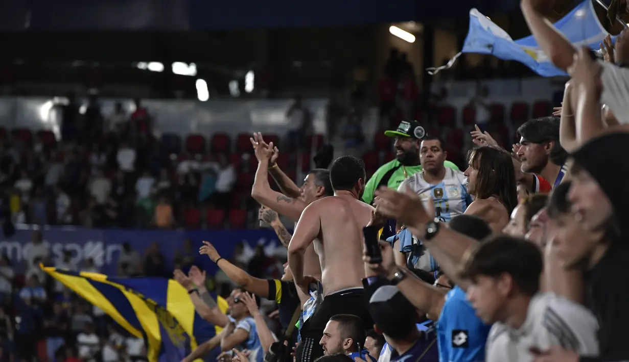 Fans Argentina merayakan kemenangan 5-0 timnya atas Estonia dalam pertandingan persahabatan di stadion El Sadar di Pamplona, Spanyol utara, Minggu (6/6/2022). Messi mencetak lima gol dan mengantar Argentina menang besar atas Estonia 5-0. (AP Photo/Alvaro Barrientos)