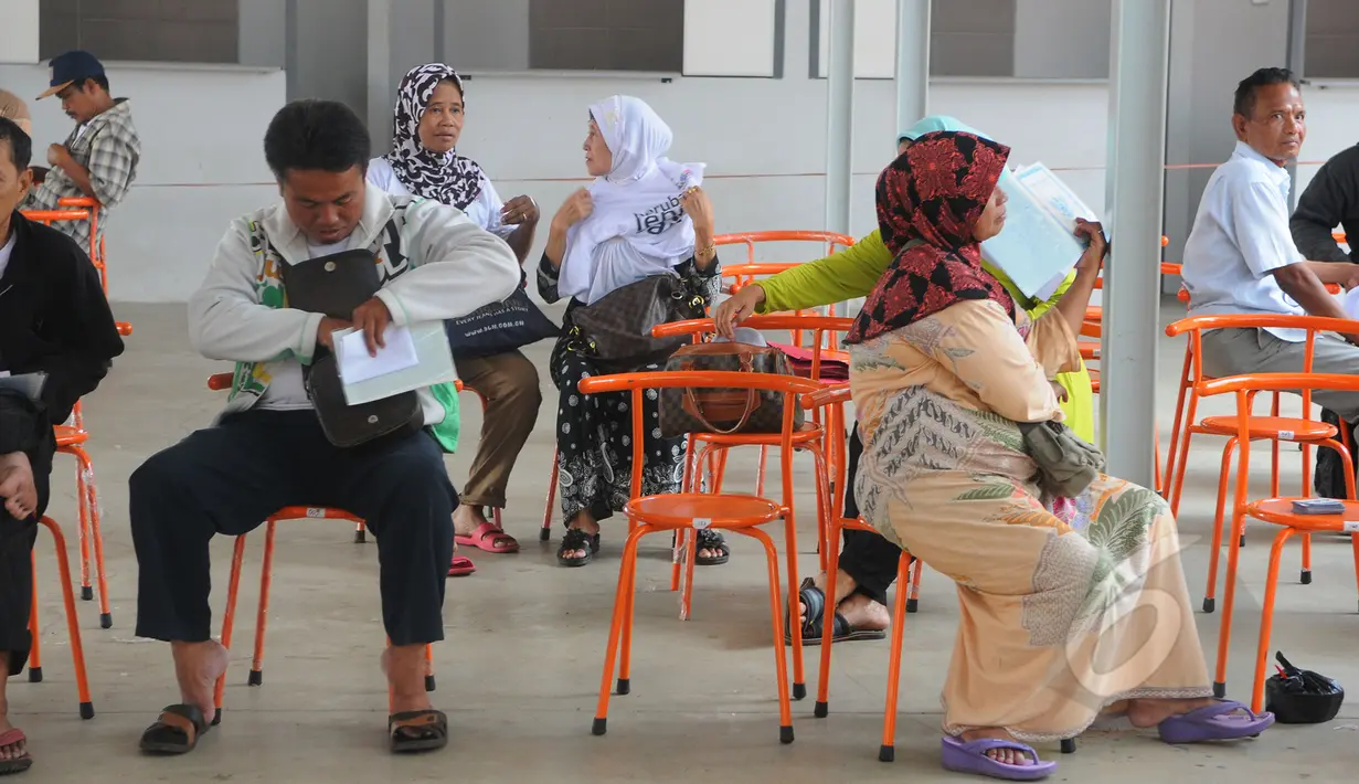 Sejumlah pedagang mengantre untuk pembuatan tanda pengenal di Kawasan Lenggang Jakarta, Monumen Nasional, Rabu (8/4). Tanda pengenal ini digunakan untuk pedagang yang akan menempati lokasi percontohan pedagang kaki Lima. (Liputan6.com/Herman Zakharia) 