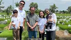 Selama ibunda sakit, Dian Ayu dengan setia merawat ibundanya bahkan hingga sang bunda tutup usia. Satu tahun kepergian sang bunda, Dian Ayu ziarah ke makam bersama suami, ayah, dan ketiga buah hatinya. 2022 tanpa mama, istri Ananda Omesh ini sering ungkap kerinduan hadirnya sang bunda di sampingnya. Artis dengan nama lengkap Dian Ayu Lestari ini memang sangat dekat dengan Rohany, ibundanya. (Liputan6.com/IG/@dianayulestari)