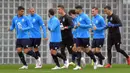 Para pemain FC Porto ambil bagian dalam sesi latihan jelang menghadapi AC Milan pada pertandingan Grup B Liga Champions di FC Porto's Olival, Vila Nova de Gaia, Portugal, 2 November 2021. Porto akan melawan AC Milan pada 4 November 2021. (FERNANDO VELUDO/AFP)