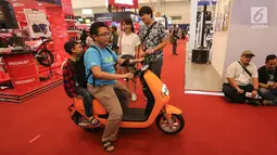 Pengunjung menjajal motor listrik Easy Go (ECGO) Bike II di pameran GIIAS 2019, ICE BSD Tangerang, Sabtu (27/7/2019). Motor ramah lingkungan dengan kecepatan 70 km/jam dapat bertahan dalam kondisi jalanan banjir sedalam 30 cm. (Liputan6.com/Fery Pradolo)