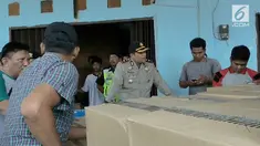 Nekat beroperasi kembali dibulan ramadan, sebuah gudang minuman keras, Dikawasan Pasar Kemis, Tangerang, Banten, Senin sore, digerebek polisi.
