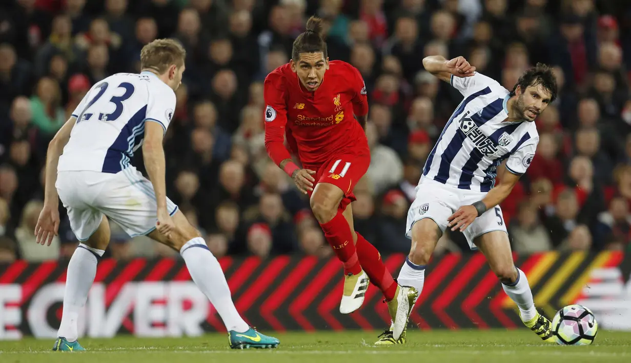 Aksi pemain Liverpool, Roberto Firmino melewati hadangan dua pemain West Bromwich Albion pada lanjutan Premier League pekan ke-9 di Stadion Anfield, Minggu (23/10/2016) dini hari WIB.  (Action Images via Reuters/Ed Sykes)