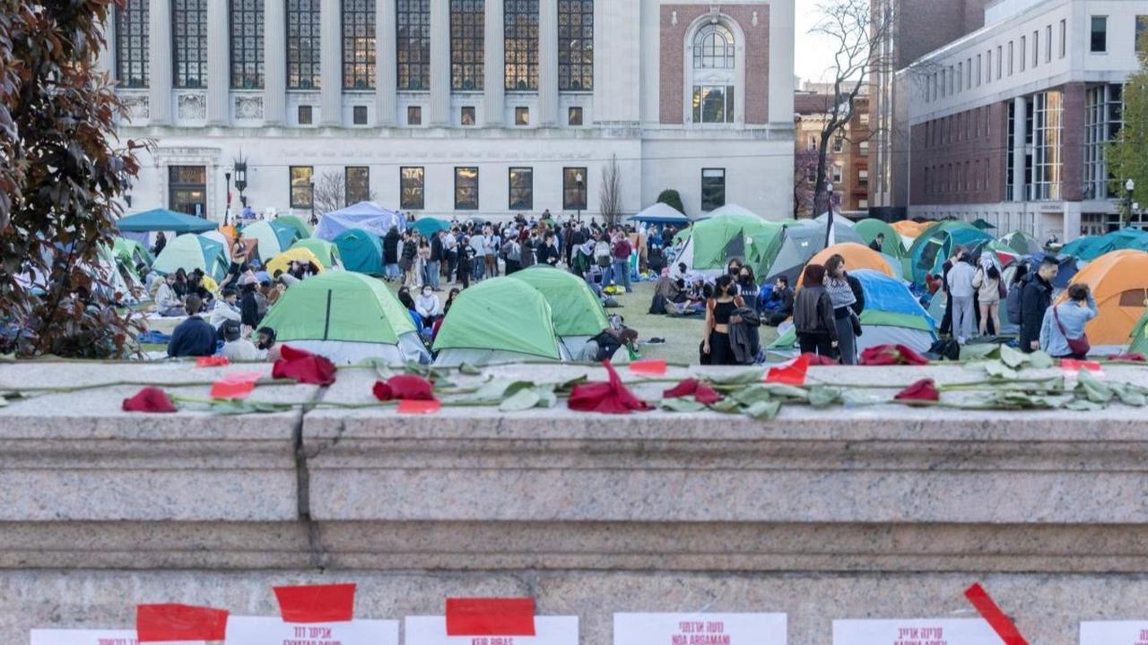Universitas New York bahkan sampai membatalkan kelas kuliah tatap muka untuk meredakan aksi unjuk rasa di kampus yang sempat berlangsung menegangkan. Foto: REUTERS<br>