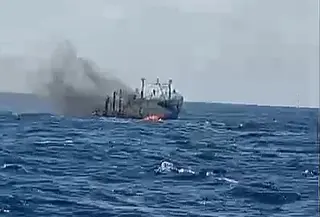 Tangkapan layar rekaman kapal nelayan terbakar di tengah laut di perairan Tanggamus, Lampung. Foto : (Dok. Istimewa).