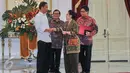 Presiden Joko Widodo (kiri) saat menyambut kedatangan Umum PDI Perjuangan Megawati Soekarnoputri di Istana Merdeka, Jakarta, Sabtu (24/10/2015). Masalah - masalah nasional terkini ikut dibahas dalam pertemuan ini. (Liputan6.com/ Faizal Fanani)