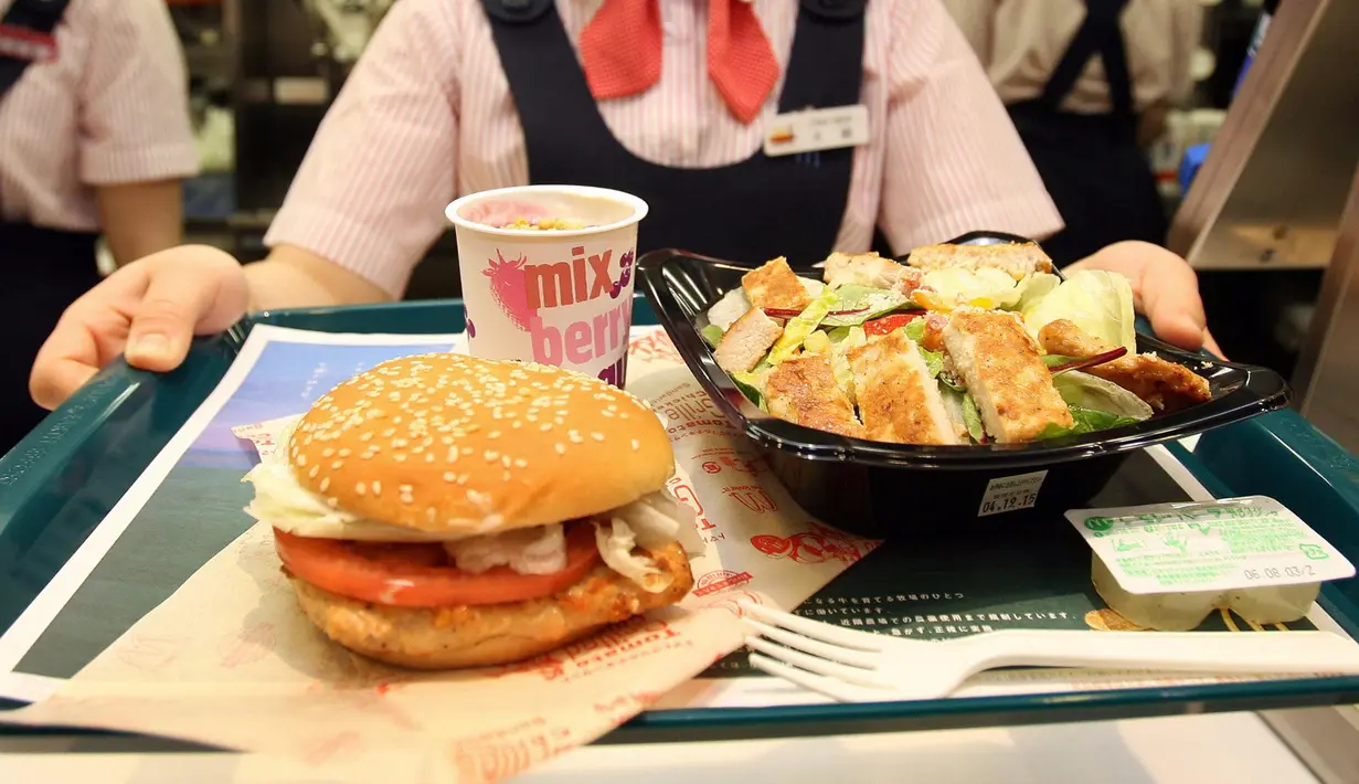 Ketika Anda mencoba untuk tidur setelah mengonsumsi junk food, Anda mungkin merasa tidak nyaman atau bahkan kram. Cobalah kudapan seperti wortel mentah atau kacang-kacangan jika Anda merasa lapar sebelum tidur. (TOSHIFUMI KITAMURA/AFP/Getty Images)