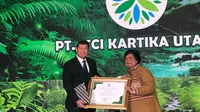 Adik Prabowo, Hashim Djojohadikusumo dapat penghargaan dari KLHK di Jakarta pada Kamis, 17 Oktober 2024 (dok Liputan6.com/Maheza Nurmiagita)