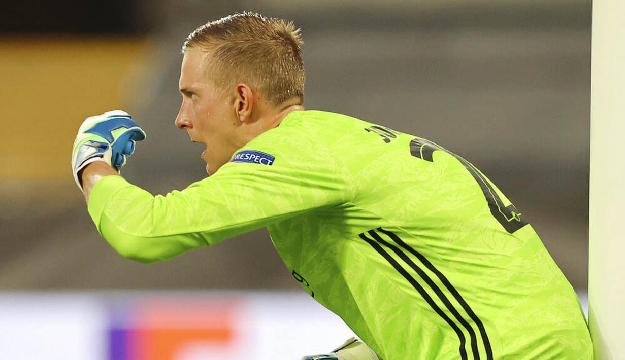 Kiper Copenhagen, Karl-Johan Johnsson, memberikan arahan kepada rekannya saat melawan Manchester United pada laga Liga Europa di Stadion Rhein Energie, Senin (10/8/2020). MU menang tipis 1-0 atas Copenhagen.  (Wolfgang Rattay/Pool via AP)