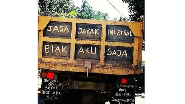 6 Pengumuman Jaga Jarak Ini Sukses Bikin Geleng Kepala
