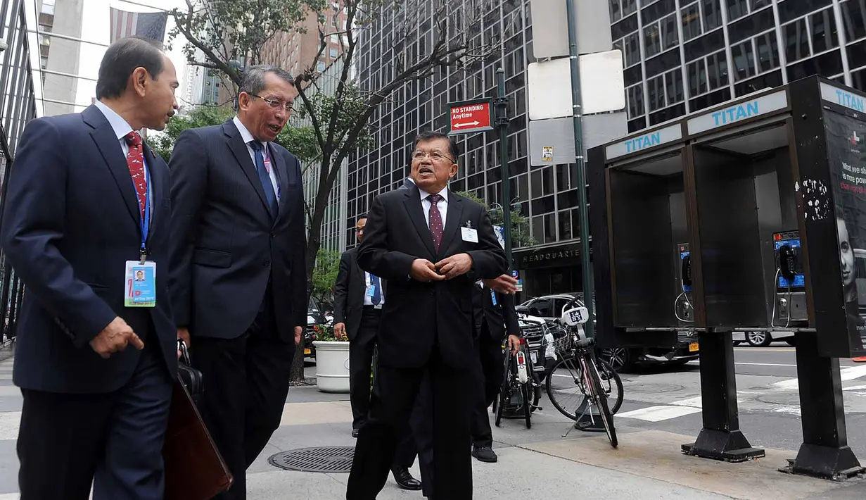 Wapres Jusuf Kalla berjalan kaki menuju markas Perserikatan Bangsa-bangsa (PBB) di New York, Amerika Serikat (AS), Senin (18/09). Wapres Jusuf Kalla akan memimpin delegasi Indonesia dalam sidang majelis umum Badan PBB ke-72.(Liputan6.com/Tim Media Wapres)