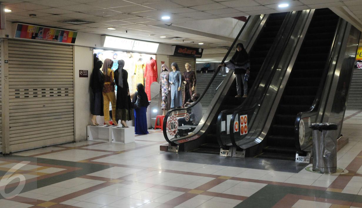 Pengunjung berada di kasawan perbelanjaan Tanah Abang, Jakarta, Jumat (2/12). Khawatir jadi sasaran anarkisme para pendemo, Sejumlah pedagang di kawasan Tanah abang memilih libur dan menutup toko. (Liputan6.com/Helmi Afandi)