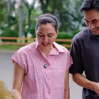 Darius Sinathrya dan Donna Agnesia Beli Takjil (Sumber: Instagram/darius_sinathrya0