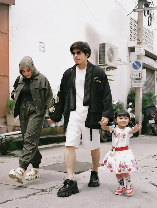 Dengan paduan jaket dan celana joger, Aurel terlihat begitu muda.  [Foto: Instagram/ Aurel Hermansyah]