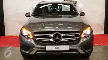 Mobil Mercedes-Benz GLC saat peluncurannya di Pabrik Wanaherang, Bogor, Jawa Barat,  (24/5). Mercedes-Benz mengumumkan dimulainya produksi lokal kendaraan premium model SUV bergaya sporty dan modern Mercedes-Benz GLC. (Liputan6.com/Immanuel Antonius)